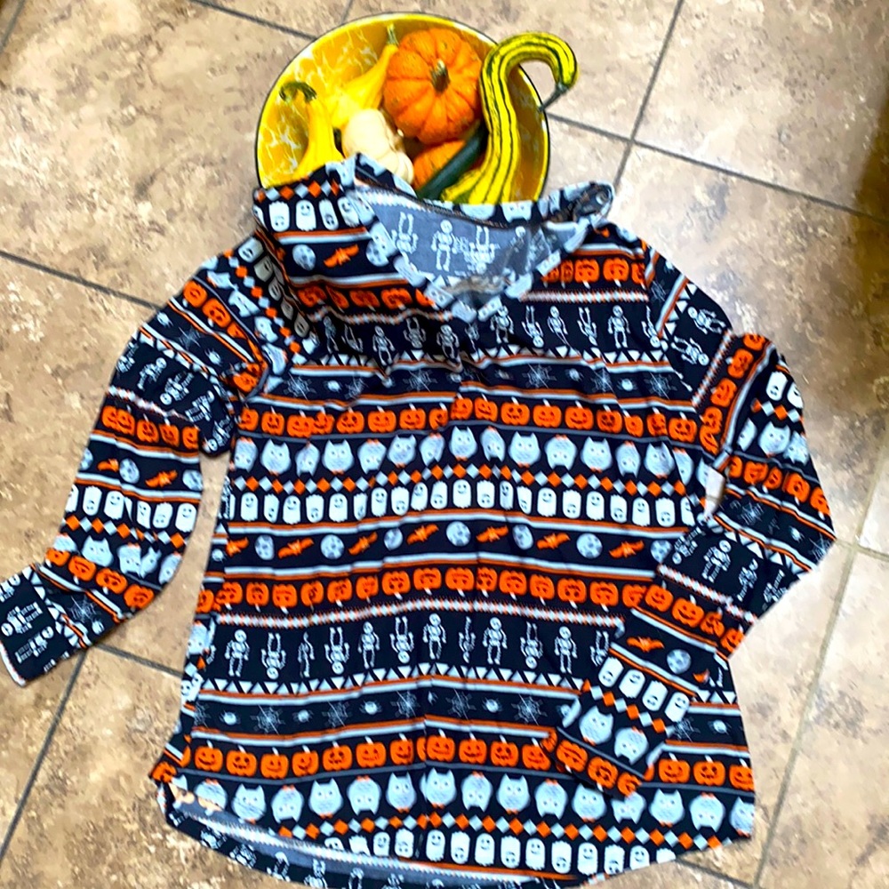 Halloween print shirt! Stretchy poly/spandex. Long sleeves. 🎃👻💀